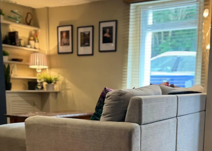 Beautiful Townhouse Next To Royal Victoria Park And Botanical Gardens Within Easy Walking Distance To Bath City Centre