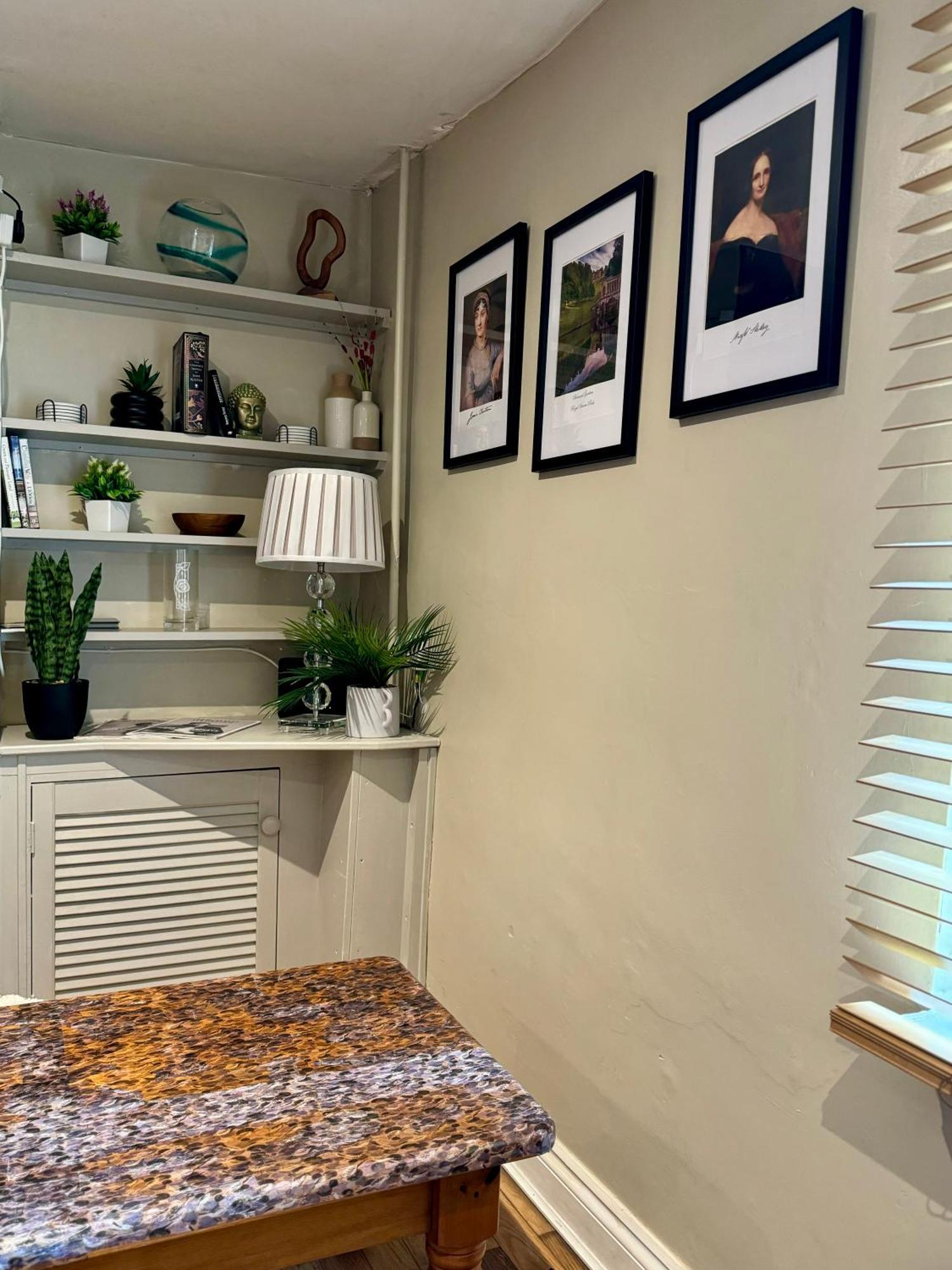 Beautiful Townhouse Next To Royal Victoria Park And Botanical Gardens Within Easy Walking Distance To Centre Holiday home